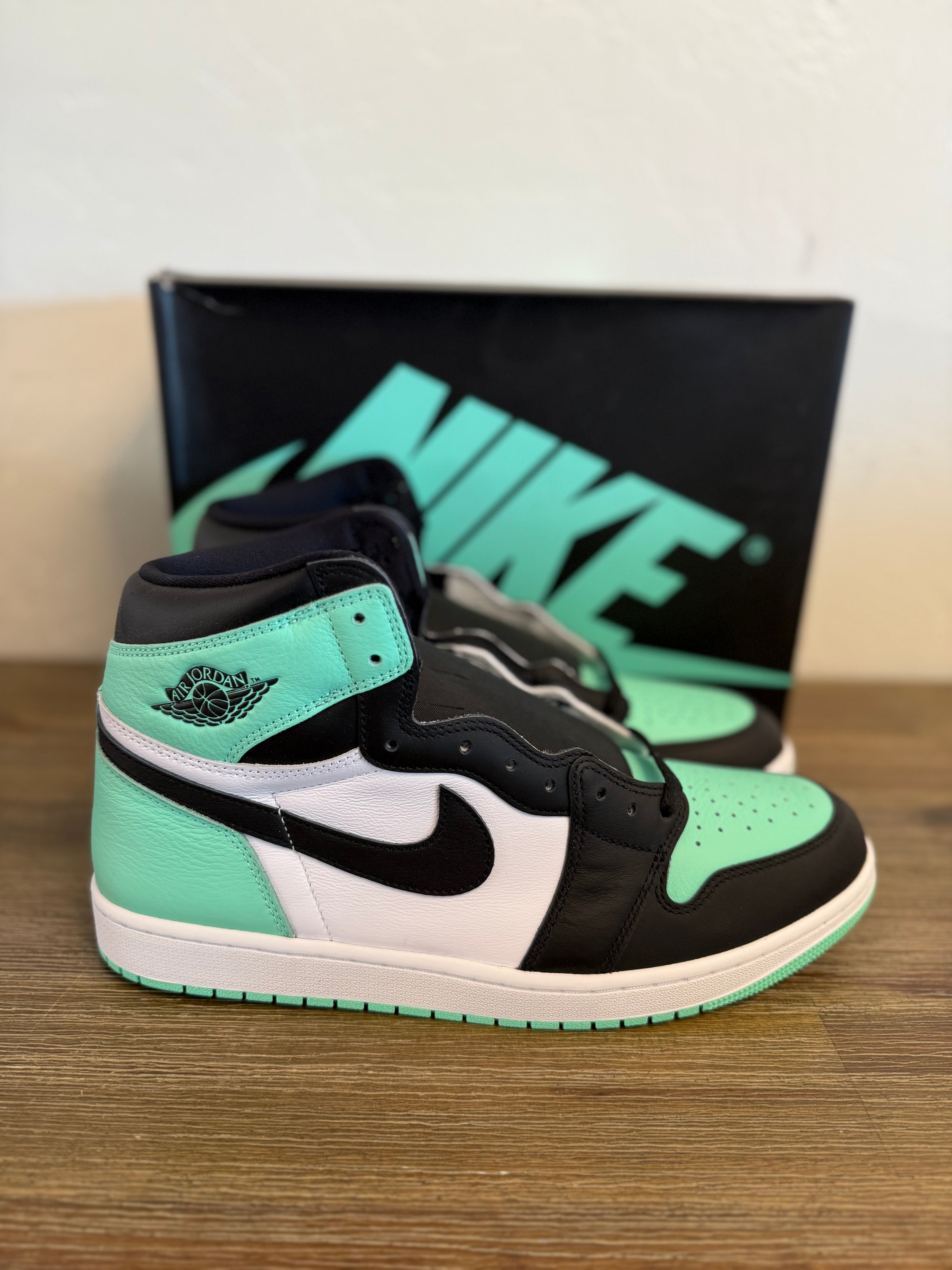 Jordan 1 Mid Green Glow