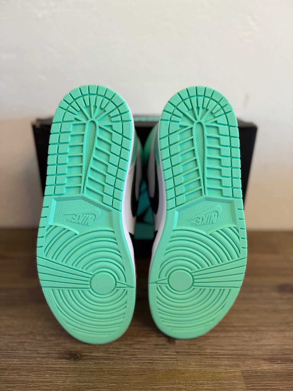 Jordan 1 Mid Green Glow